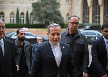 El ministro de Asuntos Exteriores iraní, Abbas Araghchi (C), llega al palacio del Gobierno para reunirse con el primer ministro libanés, Nawaf Salam, en Beirut, el 9 de enero de 2026. (JOSEPH EID / AFP)