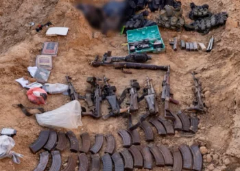 Las FDI encuentran un alijo de armas en el pozo de un túnel de Gaza