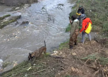 Buscan a adolescente arrastrado por inundación en arroyo Modi’in Illit