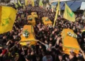 Los dolientes llevan los ataúdes de cinco miembros del grupo terrorista Hezbolá muertos en ataques israelíes, durante su procesión fúnebre en la ciudad sureña de Nabatieh, Líbano, el 2 de noviembre de 2025. (Foto AP/Mohammad Zaatari, archivo)