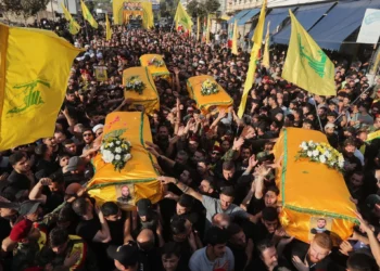 Los dolientes llevan los ataúdes de cinco miembros del grupo terrorista Hezbolá muertos en ataques israelíes, durante su procesión fúnebre en la ciudad sureña de Nabatieh, Líbano, el 2 de noviembre de 2025. (Foto AP/Mohammad Zaatari, archivo)