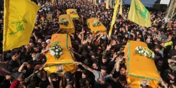 Los dolientes llevan los ataúdes de cinco miembros del grupo terrorista Hezbolá muertos en ataques israelíes, durante su procesión fúnebre en la ciudad sureña de Nabatieh, Líbano, el 2 de noviembre de 2025. (Foto AP/Mohammad Zaatari, archivo)
