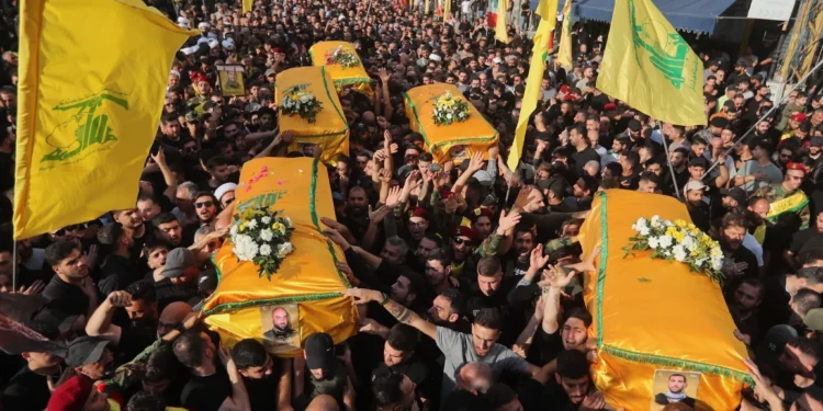 Los dolientes llevan los ataúdes de cinco miembros del grupo terrorista Hezbolá muertos en ataques israelíes, durante su procesión fúnebre en la ciudad sureña de Nabatieh, Líbano, el 2 de noviembre de 2025. (Foto AP/Mohammad Zaatari, archivo)