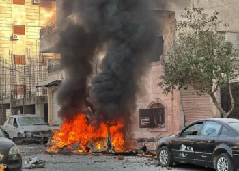 Un coche arde durante los enfrentamientos entre combatientes kurdos y fuerzas gubernamentales sirias en una zona disputada de la ciudad norteña de Alepo, Siria, el 7 de enero de 2026. (AP/Omar Albam)