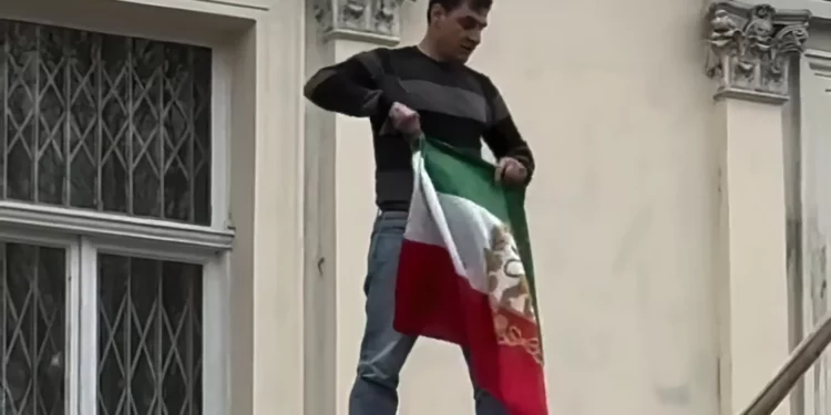 Manifestante sustituye bandera iraní por bandera anterior a Revolución Islámica en embajada en Londres