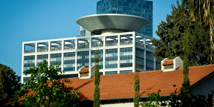 Arrestan a turista de 75 años por espiar la base Kirya en Tel Aviv