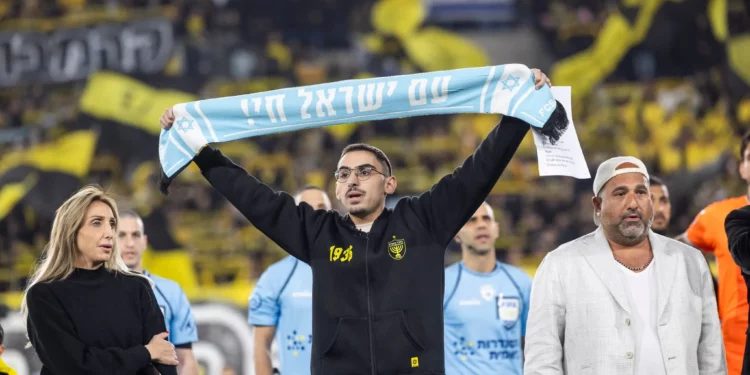 Rom Braslavski, identificado como el rehén liberado que fue atacado en un club de Tel Aviv