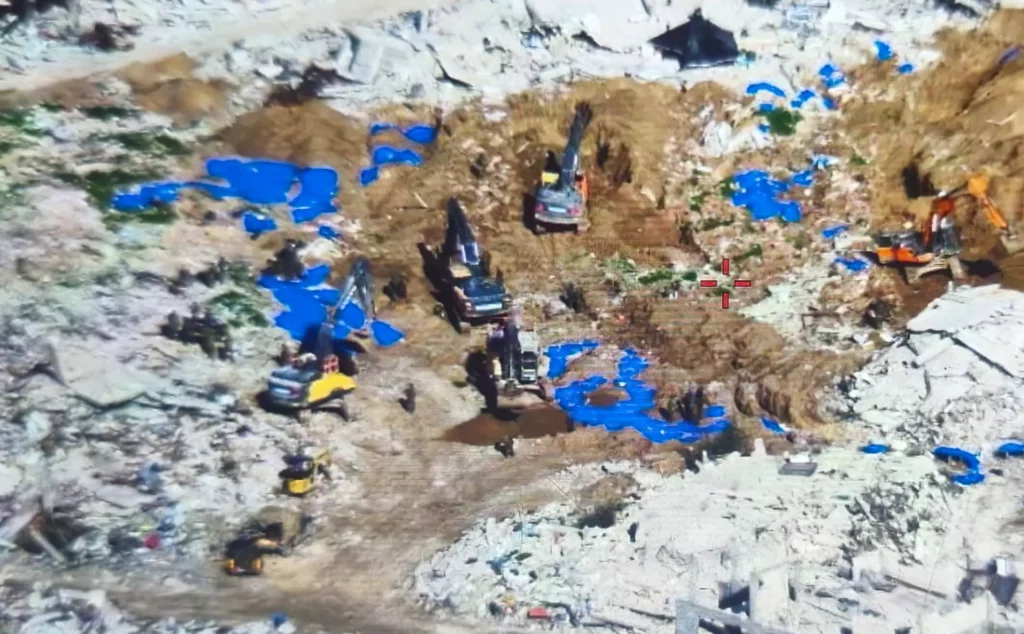 Imágenes de búsqueda de Ran Gvili en cementerio musulmán de Gaza