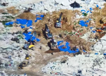 Imágenes de búsqueda de Ran Gvili en cementerio musulmán de Gaza