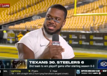 Azeez Al-Shaair de la NFL multado por su mensaje “Detengan el genocidio”