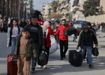 Los civiles huyen de Alepo mientras se intensifican los enfrentamientos