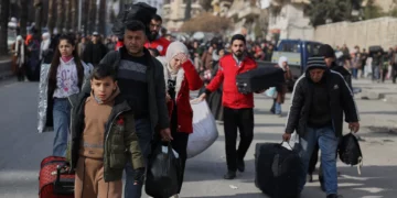 Los civiles huyen de Alepo mientras se intensifican los enfrentamientos