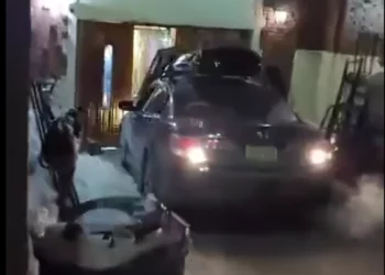 Conductor estrella su auto en la sede mundial de Jabad en Nueva York