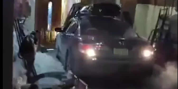 Conductor estrella su auto en la sede mundial de Jabad en Nueva York