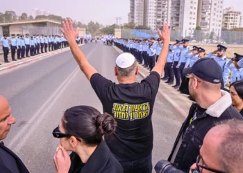 Convoy policial que escolta el féretro del sargento mayor Ran Gvili