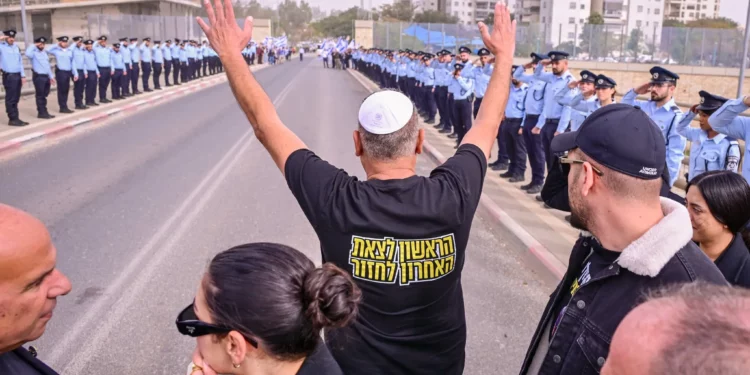 Convoy policial que escolta el féretro del sargento mayor Ran Gvili