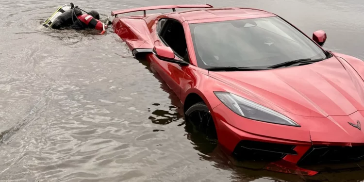 Hallan un Corvette Stingray C8 parcialmente sumergido en un estanque de Florida
