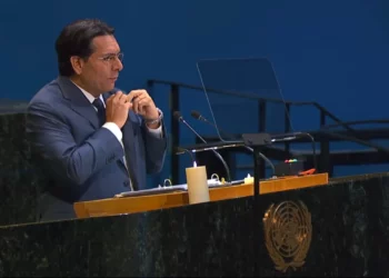 Danon se quita el pin de rehenes en la Asamblea General de la ONU