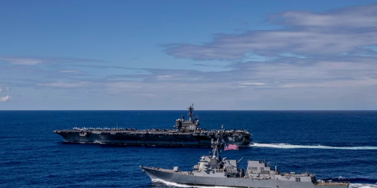 El USS Delbert D. Black (DDG 119) y el USS George H.W Bush (CVN 77) atraviesan el mar Adriático, 17 de marzo de 2023