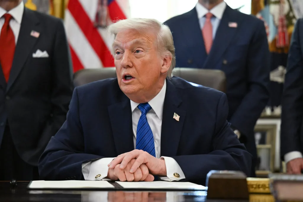El presidente de los Estados Unidos, Donald Trump, habla antes de firmar órdenes ejecutivas en el Despacho Oval de la Casa Blanca, en Washington D. C., el 30 de enero de 2026. (Annabelle Gordon/AFP)