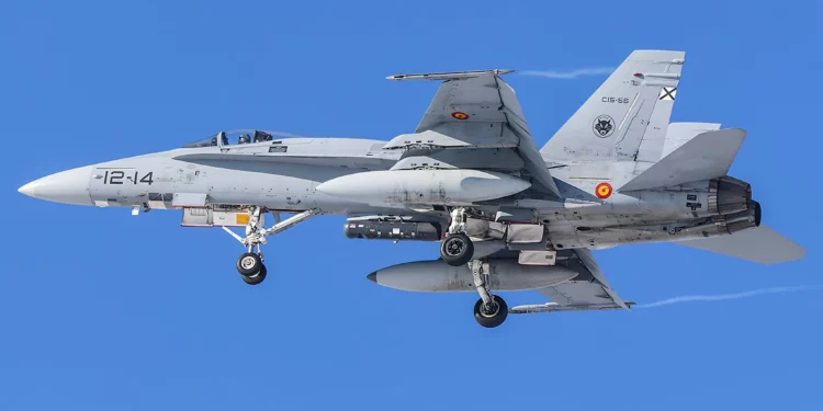 Cazas EF-18M españoles se enfrentan a los rusos Su-30SM sobre el Báltico