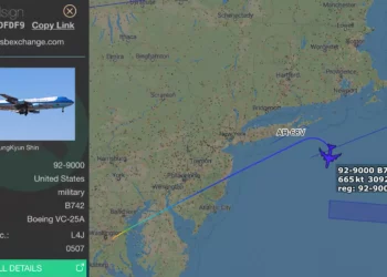 El Air Force One regresa poco después del despegue para el viaje de Trump a Suiza