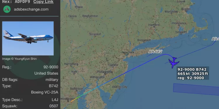 El Air Force One regresa poco después del despegue para el viaje de Trump a Suiza