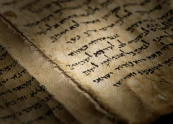 El Gran Rollo de Isaías, el libro casi completo más antiguo de la Biblia hebrea, que data de hace aproximadamente 2200 años. (Giorgio Skory/Proyecto de Publicación de las Cuevas de Qumrán)