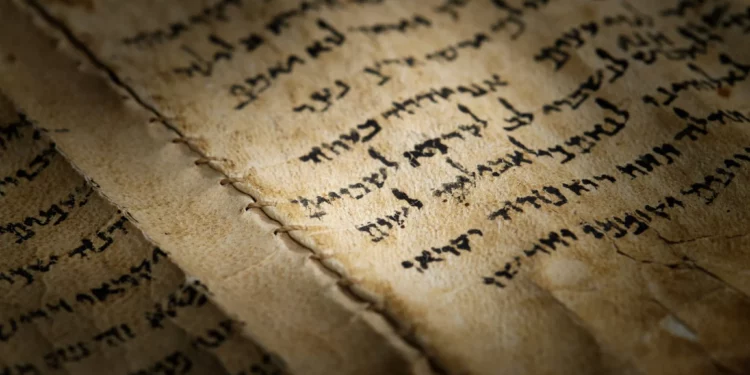 El Gran Rollo de Isaías, el libro casi completo más antiguo de la Biblia hebrea, que data de hace aproximadamente 2200 años. (Giorgio Skory/Proyecto de Publicación de las Cuevas de Qumrán)