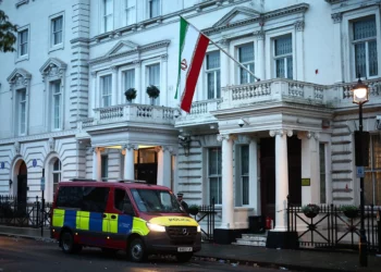 13 personas más detenidas en el Reino Unido por retirar la bandera de la embajada iraní