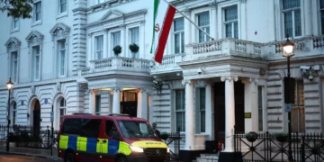 13 personas más detenidas en el Reino Unido por retirar la bandera de la embajada iraní