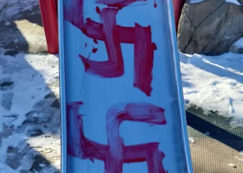 Esvásticas rojas aparecen en parque infantil judío en Brooklyn