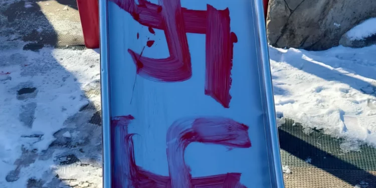 Esvásticas rojas aparecen en parque infantil judío en Brooklyn