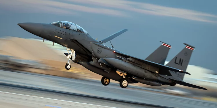 EE. UU. despliega cazas F-15 en Oriente Medio ante inminente guerra con Irán