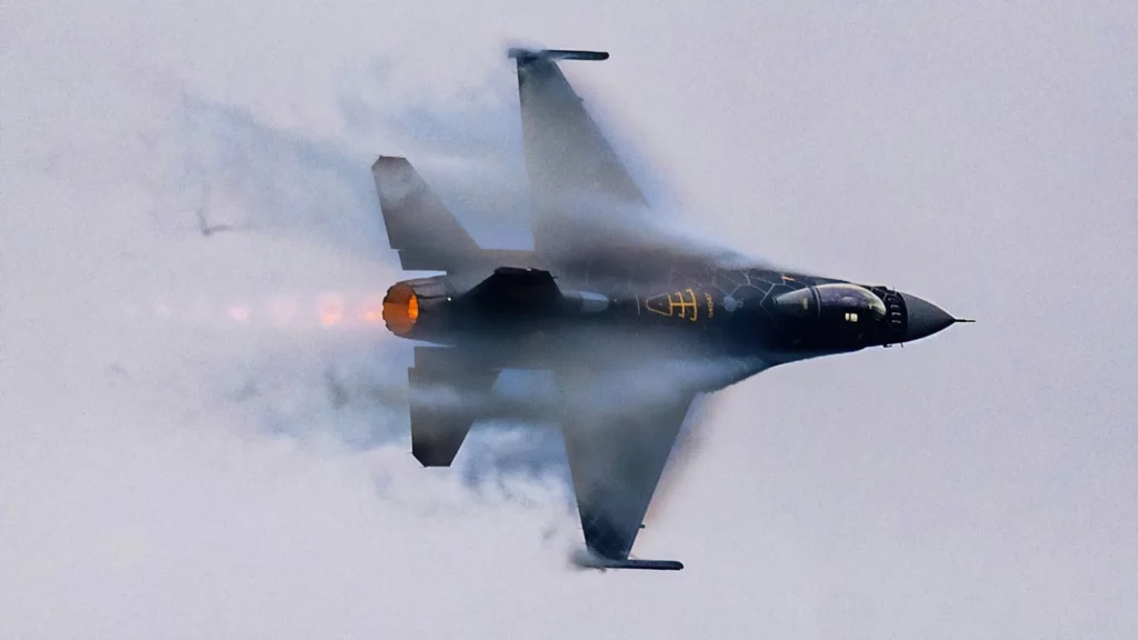 S-300 ruso destruye un caza F-16 en Ucrania