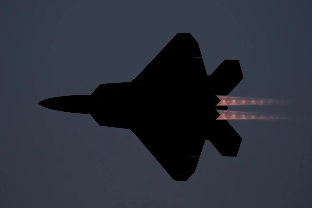 El F-22 Raptor penetró el espacio aéreo de Irán y Venezuela