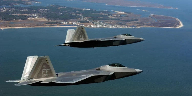 Los F-22 Raptor se dirigen a Irán para cambiar la historia