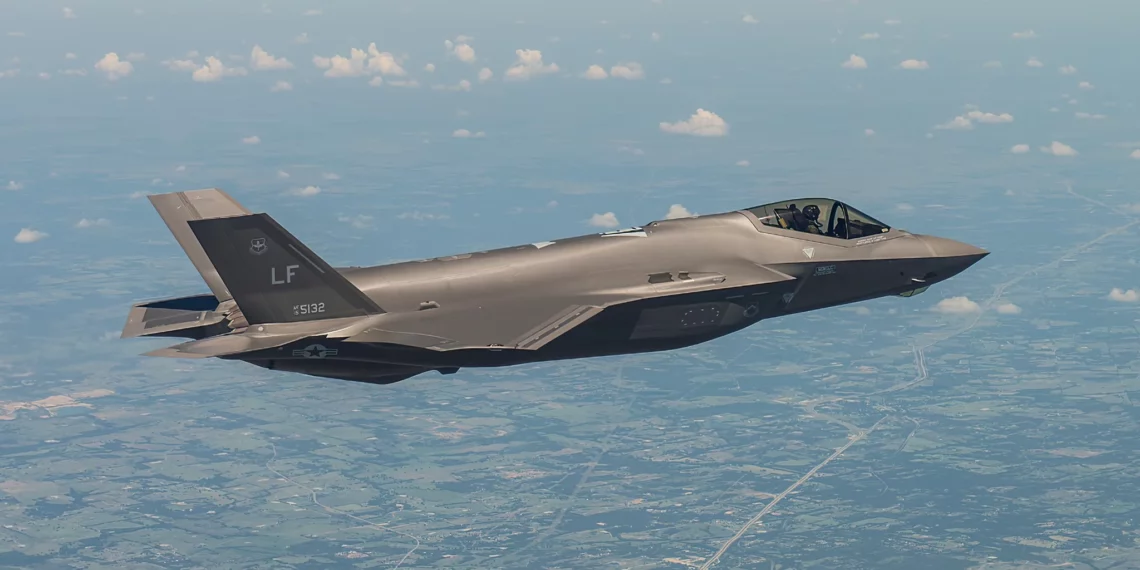 Añade tres explosiones en tierra en esta escena, deben ser lígicas y proporcionales a la altura , distancia y en tonos y colores, manteniendo un hiperrealismo convincente.