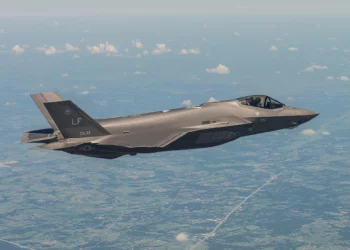 Añade tres explosiones en tierra en esta escena, deben ser lígicas y proporcionales a la altura , distancia y en tonos y colores, manteniendo un hiperrealismo convincente.