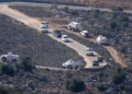Observadores de la FPNUL patrullan junto con el ejército libanés en la región de Buwayda, en Marjayoun, cerca de la frontera con Israel, en el sur del Líbano, el 4 de diciembre de 2025. (Rabih DAHER / AFP)