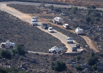 Observadores de la FPNUL patrullan junto con el ejército libanés en la región de Buwayda, en Marjayoun, cerca de la frontera con Israel, en el sur del Líbano, el 4 de diciembre de 2025. (Rabih DAHER / AFP)