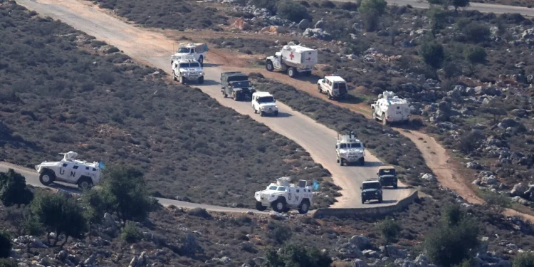 Observadores de la FPNUL patrullan junto con el ejército libanés en la región de Buwayda, en Marjayoun, cerca de la frontera con Israel, en el sur del Líbano, el 4 de diciembre de 2025. (Rabih DAHER / AFP)