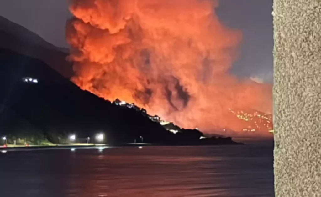 Vas a redactar un documental, no una noticia ni una compilación de noticias. Abarcarás, necesariamente, hechos noticiosos, pero el tenor de la redacción es la de un documental. No cometas el error de redactar como si se tu hubiese pedido que redactes un documental sobre lo que dicen los medios sobre el tema. Tus búsquedas deben llevarte a elaborar tu propia redacción en estilo, tono y propósito de documental. El documental debe ser actual, con base en la información más reciente. Si te entrego este tema es porque hay noticias de esta semana que lo hacen relevante.