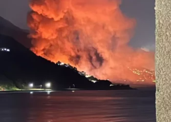 Vas a redactar un documental, no una noticia ni una compilación de noticias. Abarcarás, necesariamente, hechos noticiosos, pero el tenor de la redacción es la de un documental. No cometas el error de redactar como si se tu hubiese pedido que redactes un documental sobre lo que dicen los medios sobre el tema. Tus búsquedas deben llevarte a elaborar tu propia redacción en estilo, tono y propósito de documental. El documental debe ser actual, con base en la información más reciente. Si te entrego este tema es porque hay noticias de esta semana que lo hacen relevante.