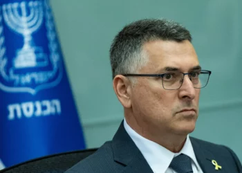 El ministro de Asuntos Exteriores, Gideon Sa'ar, asiste a una reunión del Comité de Asuntos Exteriores y Defensa en la Knesset, en Jerusalén, el 2 de diciembre de 2025. (Yonatan Sindel/Flash90)
