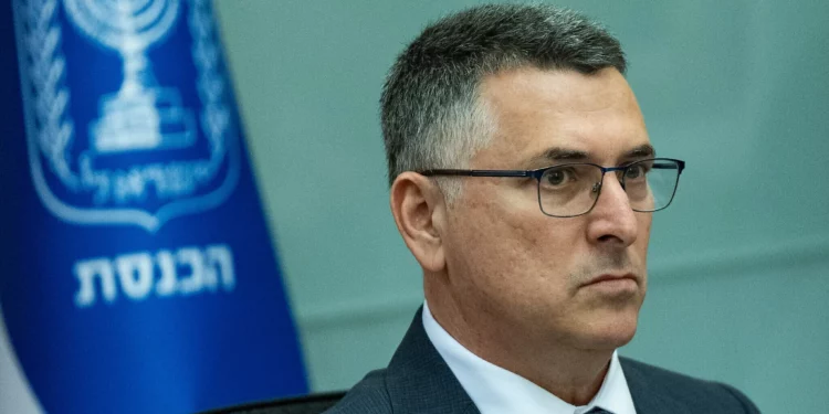 El ministro de Asuntos Exteriores, Gideon Sa'ar, asiste a una reunión del Comité de Asuntos Exteriores y Defensa en la Knesset, en Jerusalén, el 2 de diciembre de 2025. (Yonatan Sindel/Flash90)