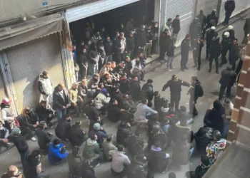 Manifestantes se enfrentan con fuerzas de seguridad en el Gran Bazar de Teherán