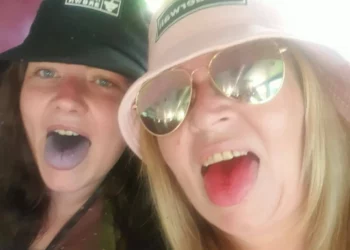 Madre e hija neonazis encarceladas en Escocia por publicaciones antisemitas