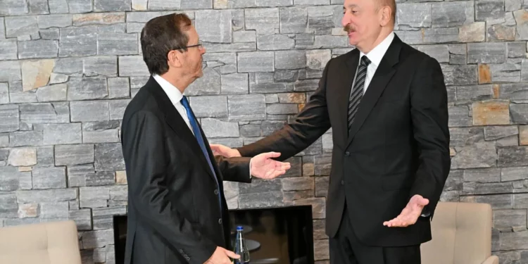 Herzog se reúne con líderes de Azerbaiyán y Suiza en Davos