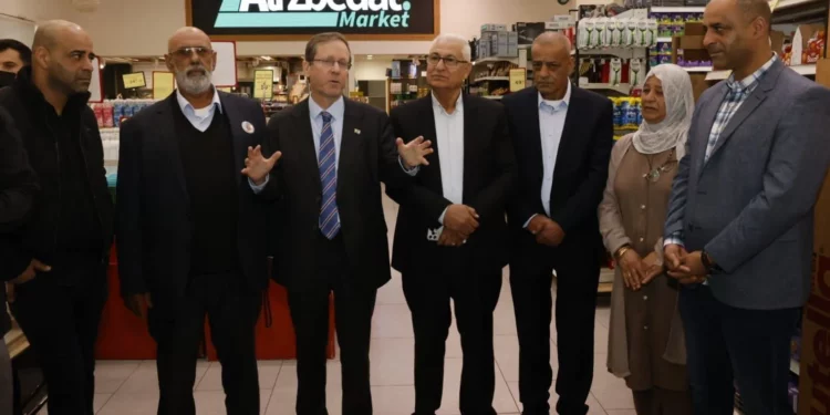 Isaac Herzog se reúne en Sakhnin con alcaldes árabes